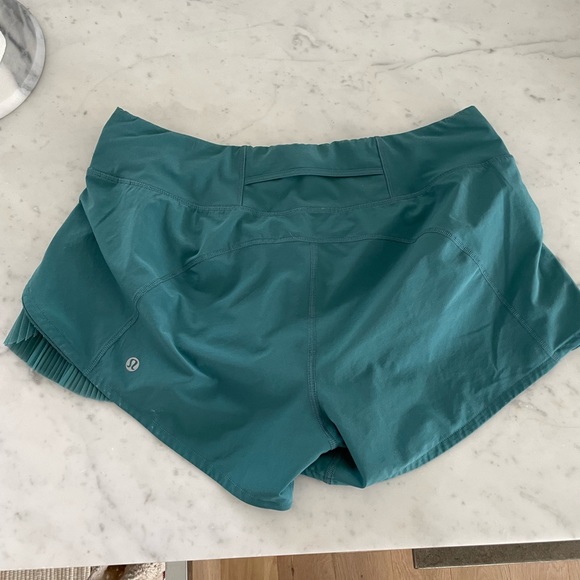 Lululemon play off the pleat shorts - Picture 3 of 9